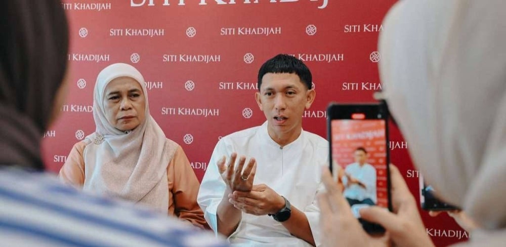 Padzilah bersama anaknya Mohammad Munzir Aminuddin yang kini memegang jawatan Ketua Pegawai Eksekutif Kumpulan Enda Group Sdn. Bhd.
