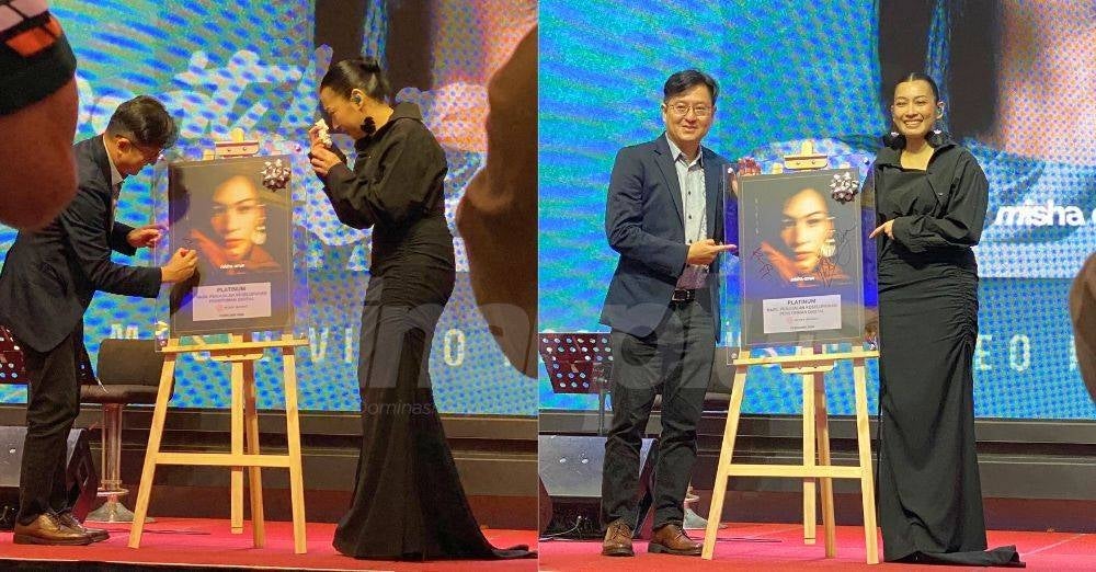 Misha menitiskan air mata saat menerima pengiktirafan platinum hasil penjualan keseluruhan terkini penstriman digital bagi lagu Break.