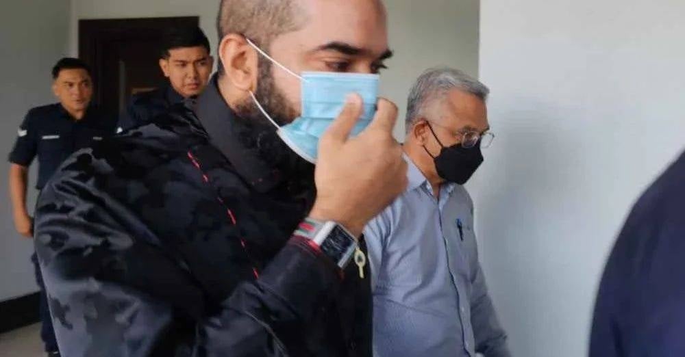 Mahadi yang memakai kemeja berwarna hitam hadir ke Mahkamah Sesyen Kuala Lumpur pada Isnin (Foto: Sinar Harian)