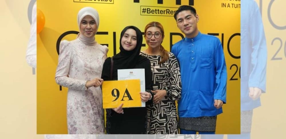 Alyssa dua dari kiri bersama Ketua Pegawai Eksekutif PTTI, Siti Farhana Abu Osman (kiri), ibu dan Sir Race.