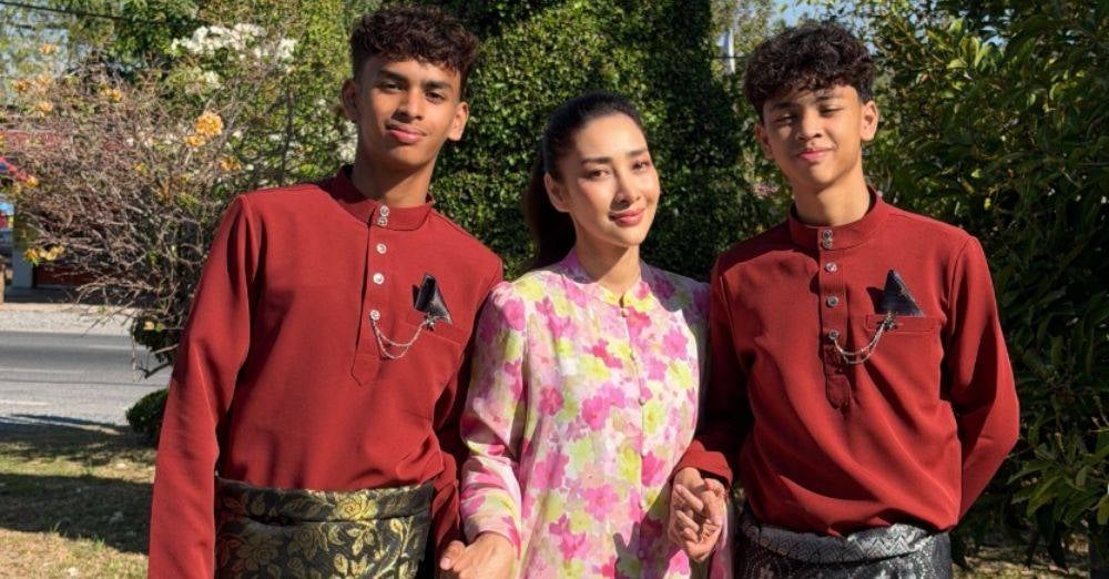 Rita Rudaini di samping dua cahaya matanya