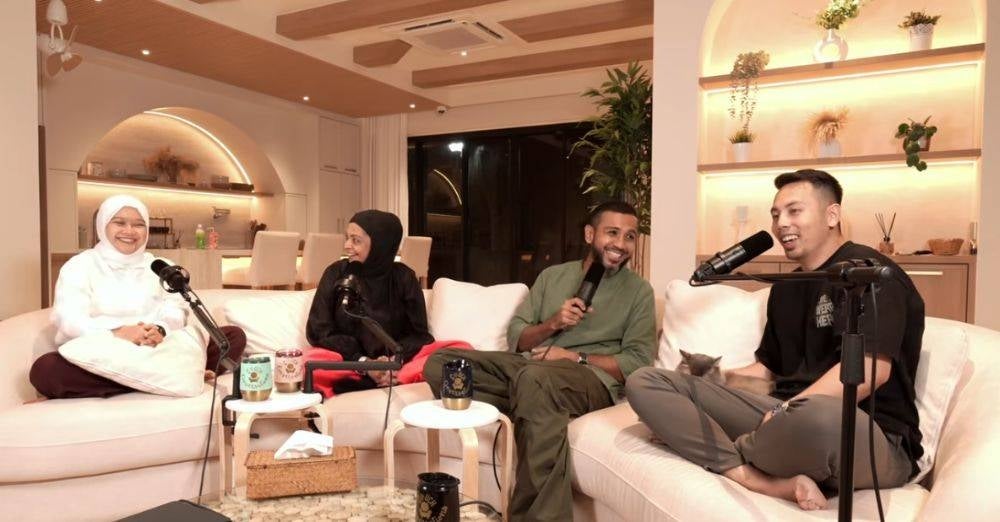 Taufik dan isteri menerusi podcast Couch Conversations
