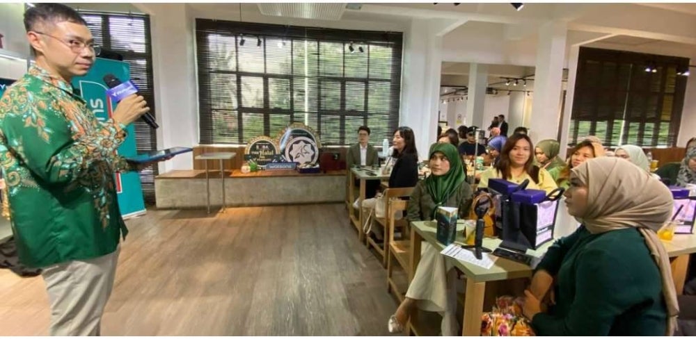 Kemeriahan suasana pelancaran kempen 'Pilih Halal,Pilih VitaHealth' yang berlangsung di Atas Cafe, Kota Bharu pada Rabu.