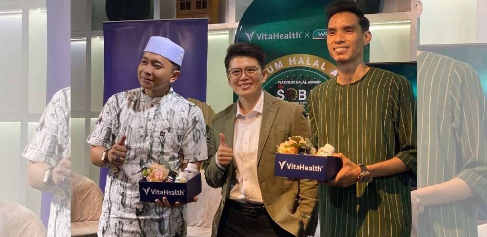 Dr. KS Beh (tengah) bersama Mualim Muda Shamsul dan Deen Manjo (kanan) pada majlis pelancaran 'Pilih Halal,Pilih VitaHealth' di Kota Bharu. 