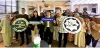 VitaHealth dan Watsons Malaysia meraikan pelancaran rasmi kempen 'Pilih Halal Pilih VitaHealth' bersama tetamu yang hadir pada  pelancaran kempen tersebut yang berlangsung di Atas Cafe, Kota Bharu pada Rabu.