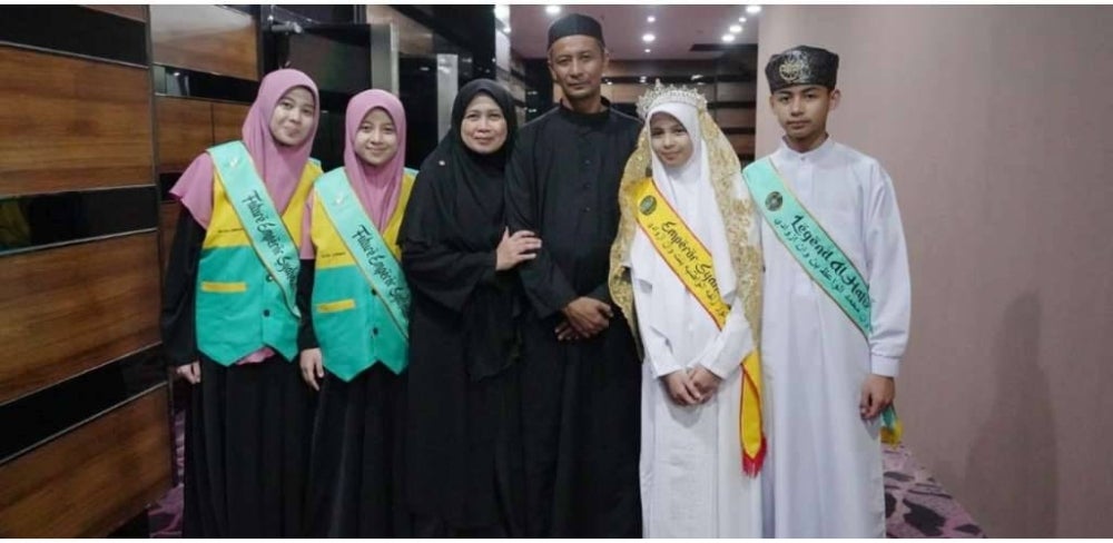 Dari kiri; Wan Nur Zunayrah Alwaqiyah (anak kedua), Tahun
Wan Nur Balqis Alwasimah (anak pertama), Normajan Haji Ahmad (ibu), Wan Azuadi bin Wan Yusoff (bapa), Wan Nur Zulfah Alwadhiyah (anak keempat) dan Wan Muhammad Alwa'ez (anak ketiga)