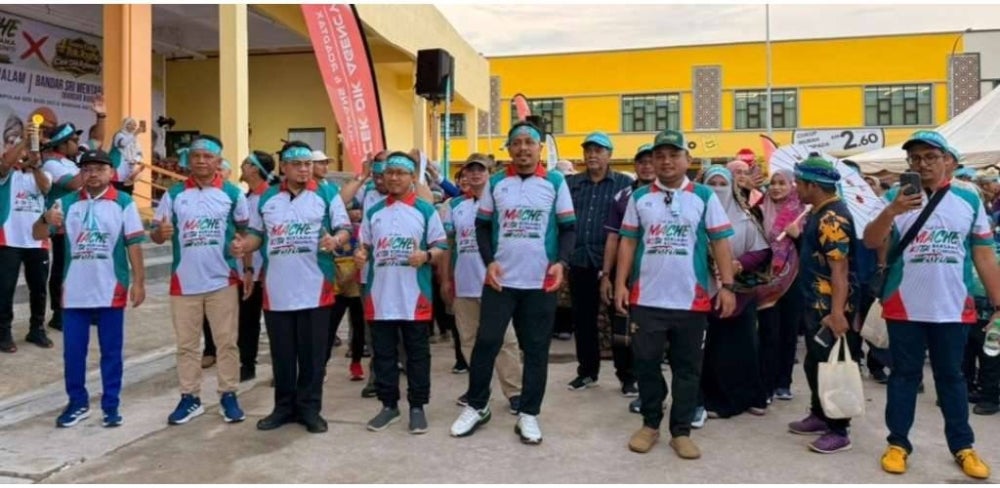 Dari Kiri: Penolong Pegawai Kes Persekitaran, Zairum Mat, Mohd Zamri bin Ibrahim(YDP Majlis Daerah Machang), Hilmi bin Abdullah(Exco Kerajaan Tempatan, Perumahan, Kesihatan & Alam Sekitar Negeri Kelantan/Adun Guchil), Ahmad Zakhran Mat Nor(Adun Kemuning), Dr Afif Mohd Ridzwan (CEO Al Farhain Medical Centre), Mohd Norhisyam Mohd Mokhtar(Pemilik CekDik Agency) dan Abacha Haris(Keedsflix Kelantan)