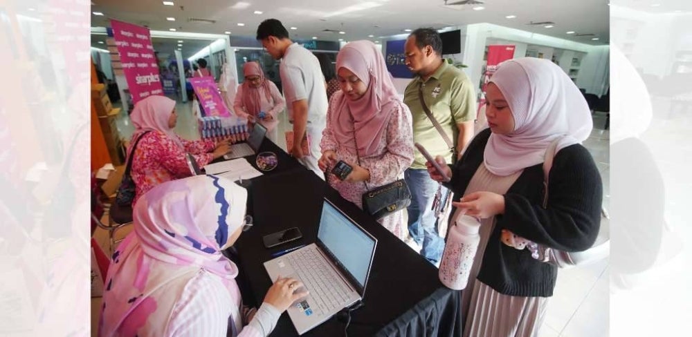 PESERTA mula mendaftar untuk menyertai program Kelas Antenatal di Dewan Karangkraf.
