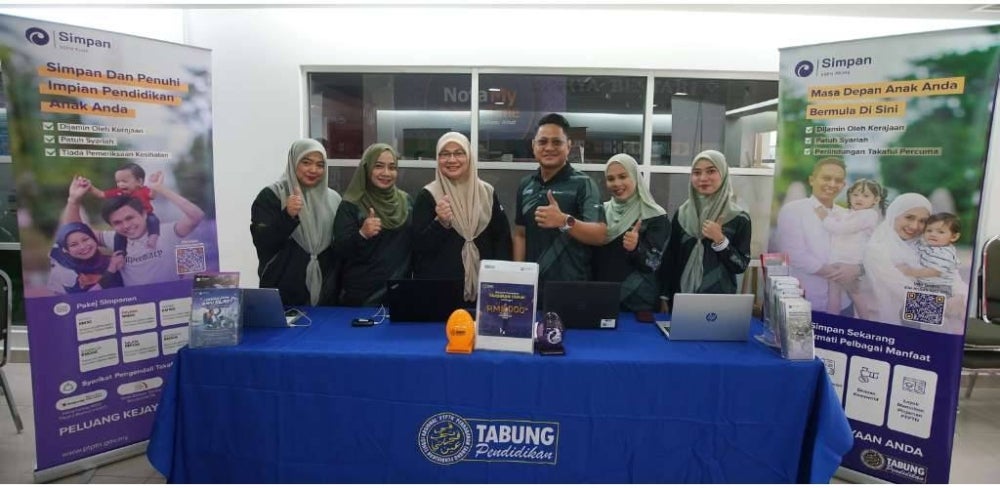 KAKITANGAN bertugas di reruai PTPTN ketika program Kelas Antenatal di Dewan Karangkraf.