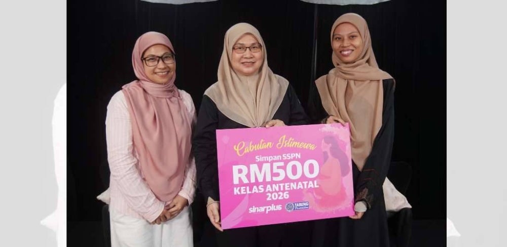 NORLI (tengah) menyampaikan cabutan istimewa Simpanan SSPN Kelas Antenatal kepada Nur Syafiqah (kanan) di Dewan Karangkraf