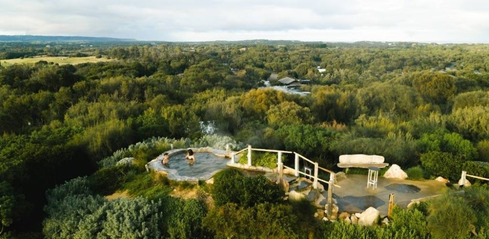 Peninsula Hot Springs menjadi lokasi ideal untuk berehat dan menikmati kehangatan air mineral semula jadi ketika cuaca sejuk.
