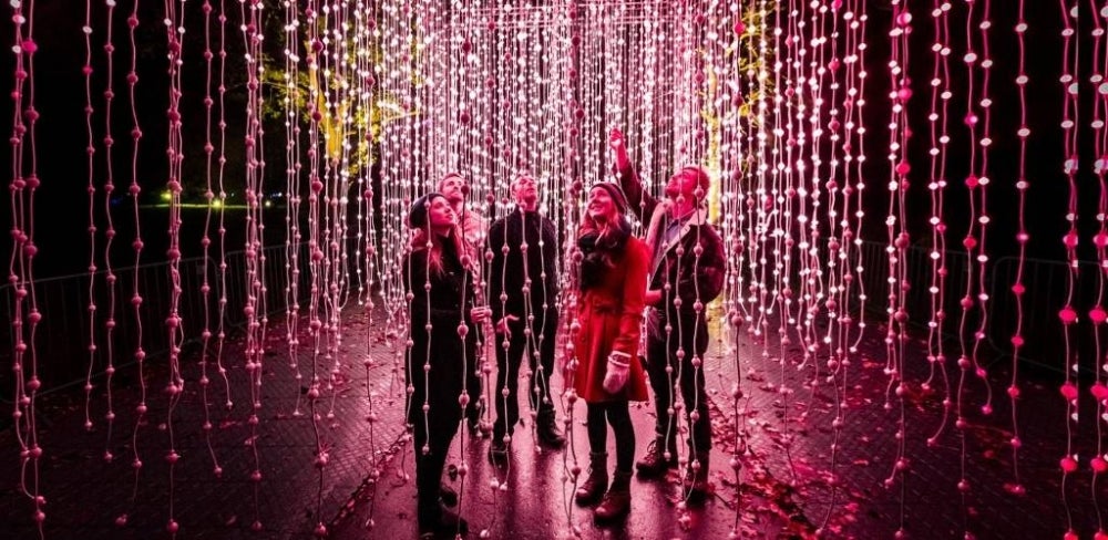 Lightscape di Royal Botanic Gardens Melbourne menampilkan instalasi cahaya memukau yang menghidupkan malam musim sejuk.