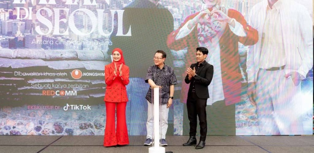(Dari kiri) Duta Jenama NONGSHIM Malaysia, Wany Hasrita; Ketua Pegawai Eksekutif/Presiden NONGSHIM, Encik Antonio Jo; dan Duta Jenama NONGSHIM Malaysia, Khai Bahar ketika acara pelancaran NONGSHIM SHIN Ramyun Stir Fry Kimchi yang baharu.