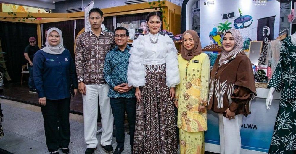 Datin Sharifah Salwa (kanan sekali) bersama tetamu kehormat di reruai Casalwa