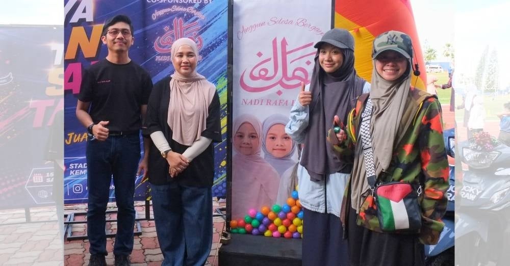Datuk SM Zaki dan Datin Nadiah bergambar bersama Datin Seri Heliza dan Hazwani Helmi yang bertindak sebagai pengacara dalam majlis pelancaran Nadi Rafa Hijab bersempena Hari Sukan Tahunan Sekolah Rendah Integrasi Islam Puncak Jalil (SRIIPUJ)
