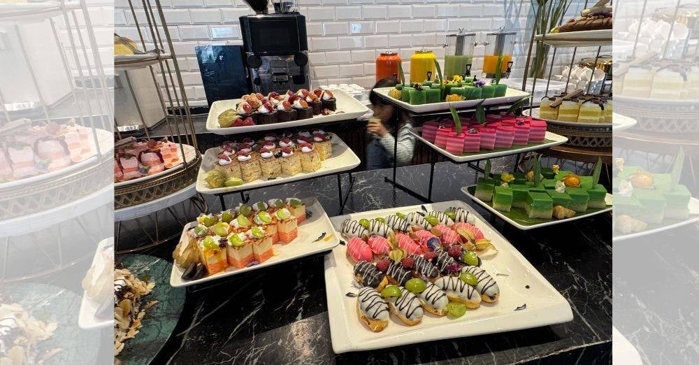 MENERUSI Merdeka Hi-Tea Buffet di Checkers Café, pengunjung berpeluang menikmati pelbagai hidangan autentik tempatan yang mengetengahkan kepelbagaian warisan kulinari Malaysia.