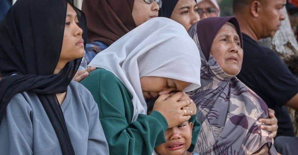 Ahli keluarga tidak dapat menahan kesedihan ketika jasad Muhammad Adib Hafiy Kamal, mangsa ketiga yang ditemukan dalam operasi mencari dan menyelamat (SAR) ditemukan pada 11.15 pagi. (Foto Bernama)