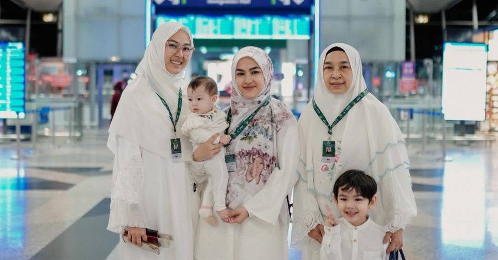 Elfira Loy dan adiknya, Ezlisa bersama ibu mereka (paling kanan)
