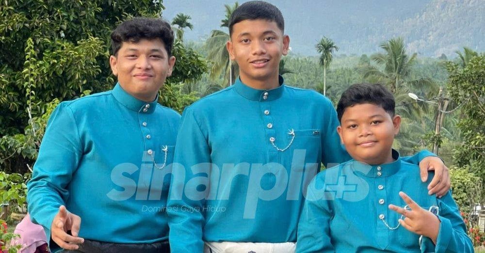 Haziq (tengah) bersama dua adiknya