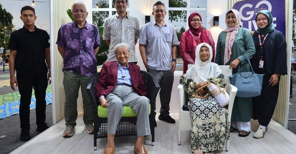 Allahyarham Tun Dr Hasmah Ali dan suami, Tun Mahathir ketika menghadiri iftar Karangkraf. (Foto: Ihsan Facebook Datuk Hussamuddin Yaacub)