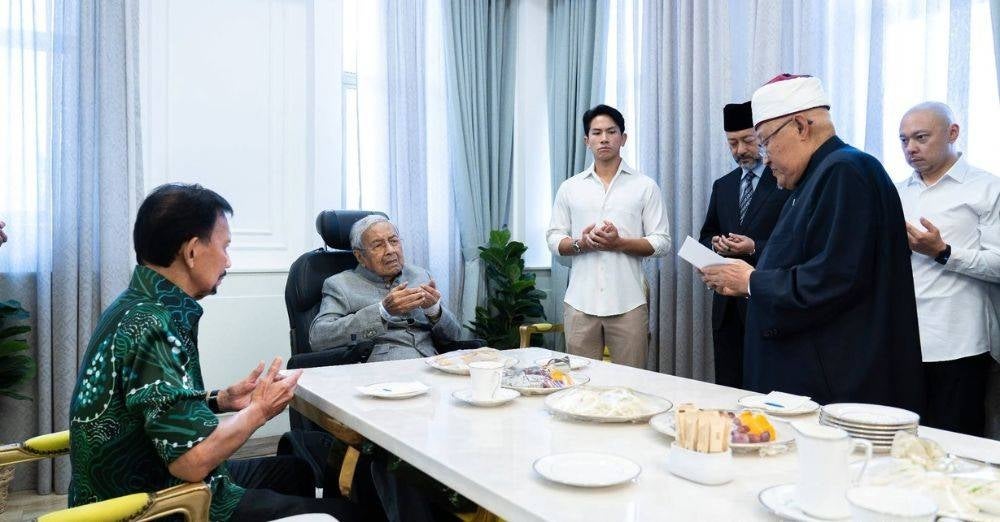 Suasana lawatan Sultan Brunei di IJN pada Ahad - Foto: Pejabat Tun Dr Mahathir Mohamad