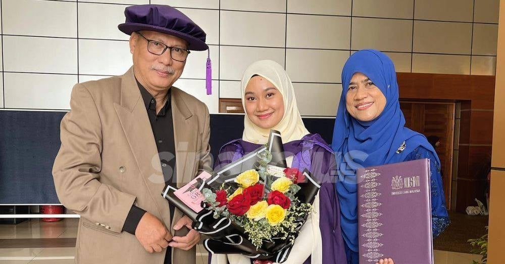 Dr Izazi di samping bapa, Zulkifli Ismail dan ibunya, Umi Salbiah Abdul Rahman pada majlis konvokesyen Phd 2022.
