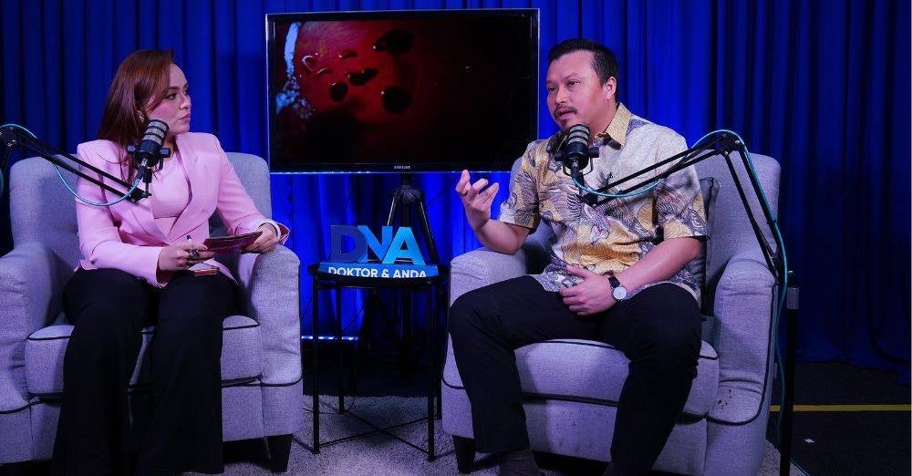 Dr Ahmad Kusyari (kanan) bersama hos, Juliana Ramle dalam program DNA yang bertajuk Resdung atau Sinusitis? Kenali Tanda & Bila Perlu Rawatan.