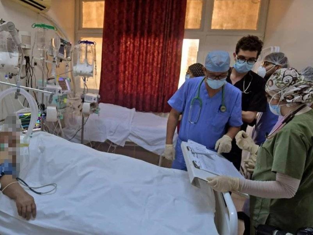 Sebuah anggota perubatan Tunisia merawat seorang pesakit Covid-19 di sebuah gimnasiun di Kairouan, Tunisia baru-baru ini. - Foto AFP