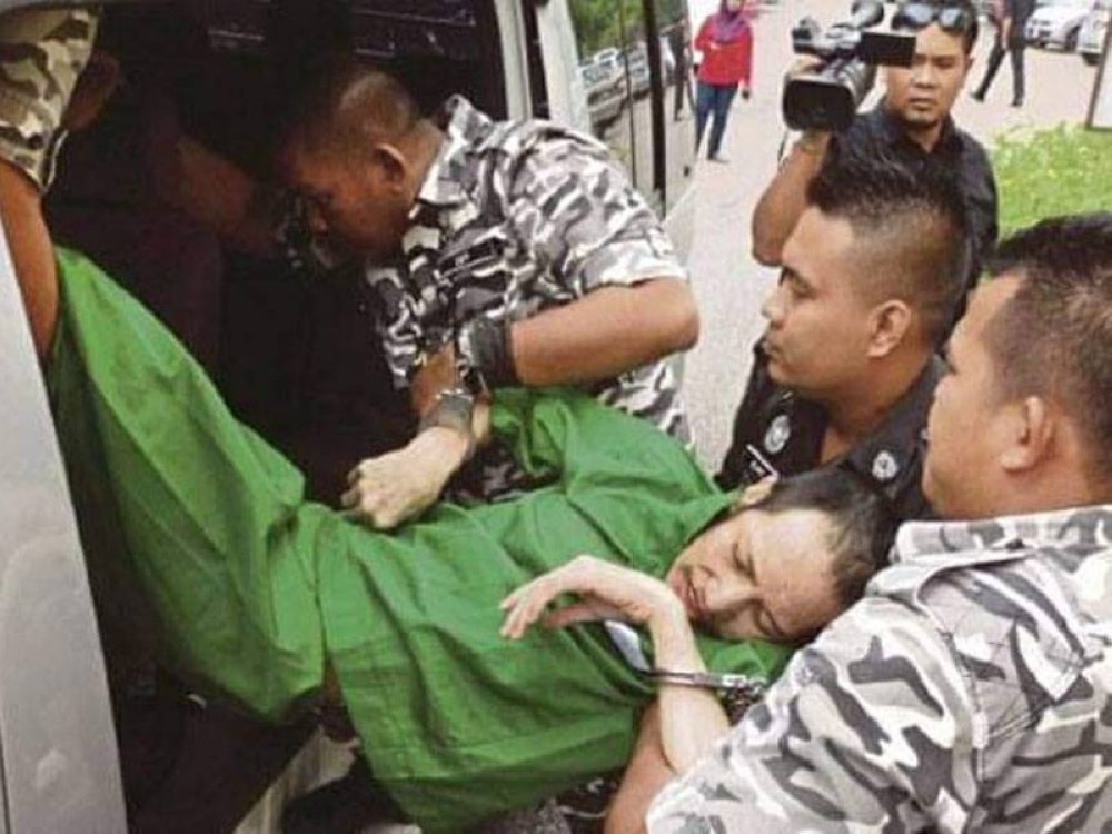 Rambo Bentong terpaksa dipapah masuk ke dalam van berikutan kecederaan yang dialami.