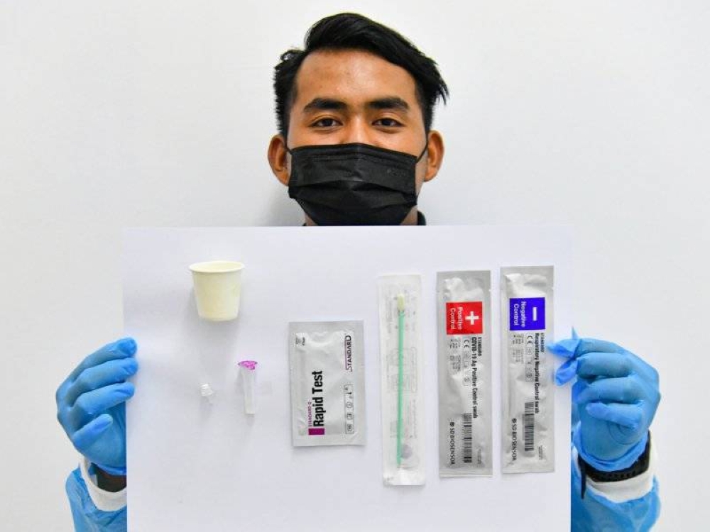 Kit ujian kendiri 'Gmate COVID-19 Rapid Antigen Test' buatan Korea yang kini boleh dibeli. -Foto Bernama