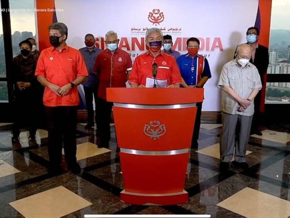 Ahmad Zahid (tengah) sewaktu sidang akhbar secara maya pada Selasa. Turut hadir beberapa pemimpin UMNO.