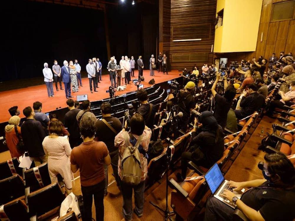 Ismail Sabri bersama 17 ahli Parlimen yang membuat sidang media di Kuala Lumpur pada Jumaat.