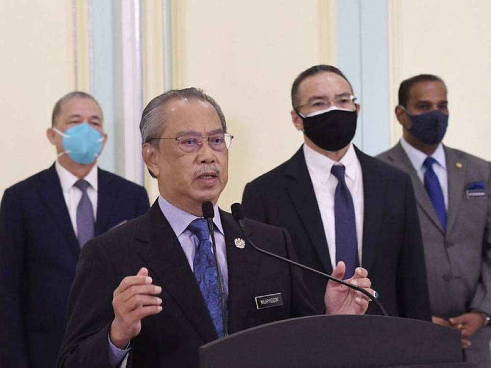 Muhyiddin ketika sampaikan Perutusan Khas di Bangunan Perdana Putra hari ini. Turut kelihatan, Menteri Kanan Luar Negeri (Keselamatan), Datuk Seri Hishammuddin Tun Hussein. - Foto Bernama