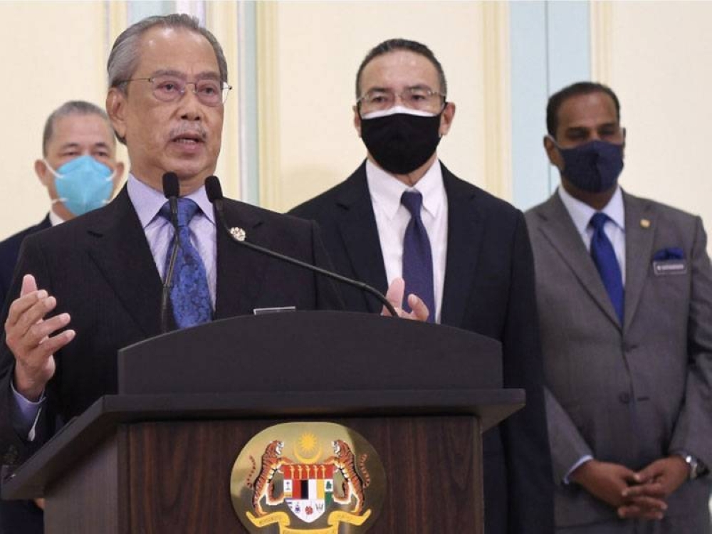 Muhyiddin ketika menyampaikan Perutusan Khas di Bangunan Perdana Putra, pada Jumaat. Turut kelihatan, Menteri Kanan Luar Negeri (Kluster Keselamatan) Datuk Seri Hishammuddin Tun Hussein (dua, kanan). -Foto Bernama