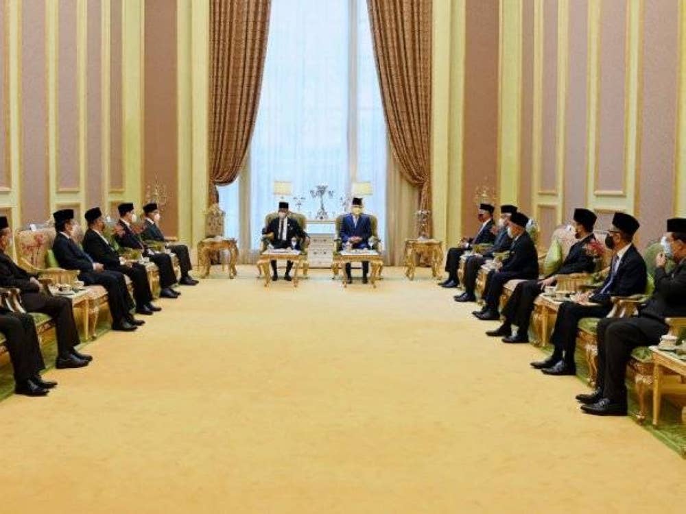 Yang di-Pertuan Agong, Al-Sultan Abdullah Riayatuddin Al-Mustafa Billah Shah berkenan menerima menghadap ketua-ketua dan wakil parti-parti politik utama di Istana Negara. - Foto Bernama