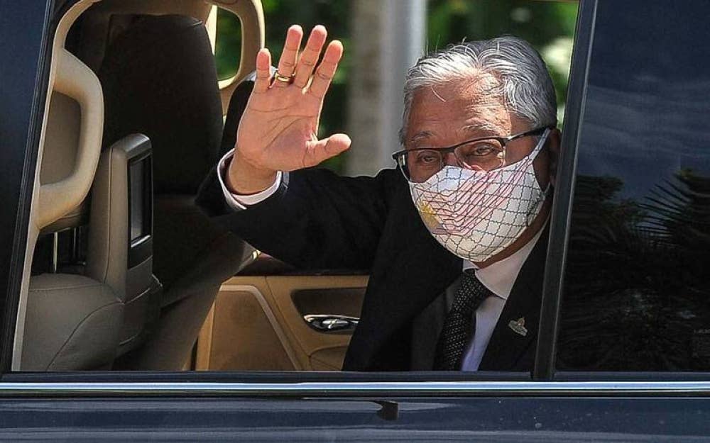 Ismail Sabri Yaakob melambai tangan kepada pengamal media selepas keluar dari Istana Negara.
- Foto Bernama