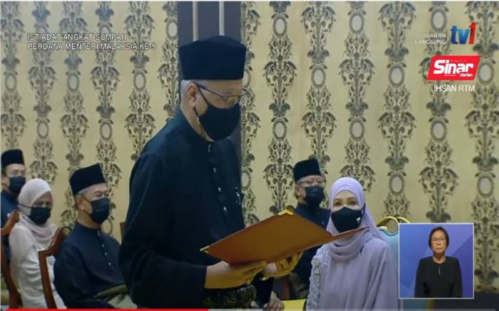 Ismail Sabri dalam istiadat angkat sumpah jawatan Perdana Menteri di hadapan Yang di-Pertuan Agong di Istana Negara hari ini.