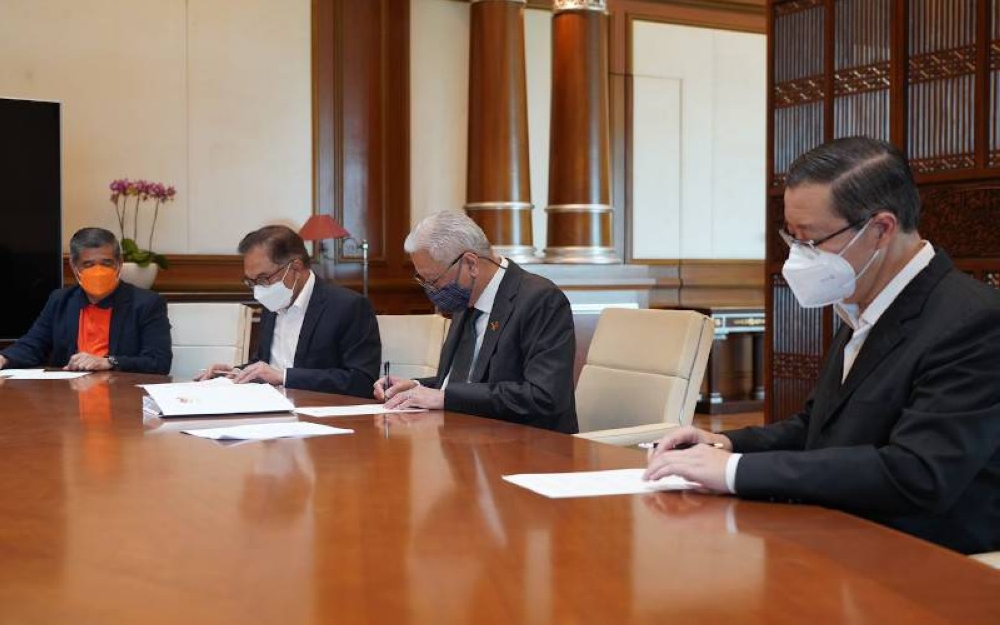 Satu momen bersejarah apabila Perdana Menteri menandatangani kenyataan bersama dengan tiga pemimpin Pakatan Harapan di Putrajaya hari ini.