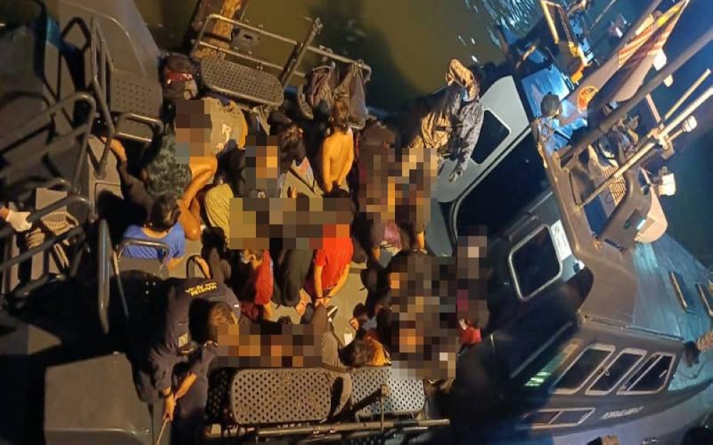 Maritim Selangor menahan 19 PATI yang cuba menyusup keluar dari Malaysia pulang ke negara masing-masing melalui jalan tidak sah baru-baru ini.
