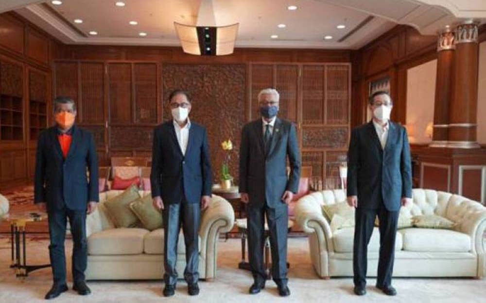 Ismail Sabri (dua kanan) bersama (dari kiri), Presiden AMANAH, Mohamad Sabu; Ketua Pembangkang merangkap Presiden PKR, Datuk Seri Anwar Ibrahim dan Setiausaha Agung DAP, Lim Guan Eng pada perjumpaan di Pejabat Perdana Menteri, Putrajaya, pada Rabu.