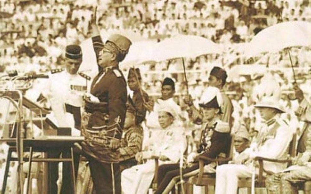 Tunku Abdul Rahman Pultra Al-Haj melaungkan perkataan 'Merdeka' sebanyak tujuh kali di Stadium Merdeka, Kuala Lumpur pada 31 Ogos 1957.