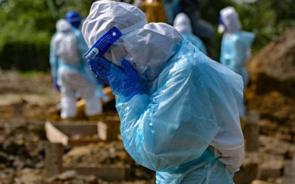 Peningkatan jangkitan Covid-19 secara mendadak telah membebankan sektor kesihatan negara. 