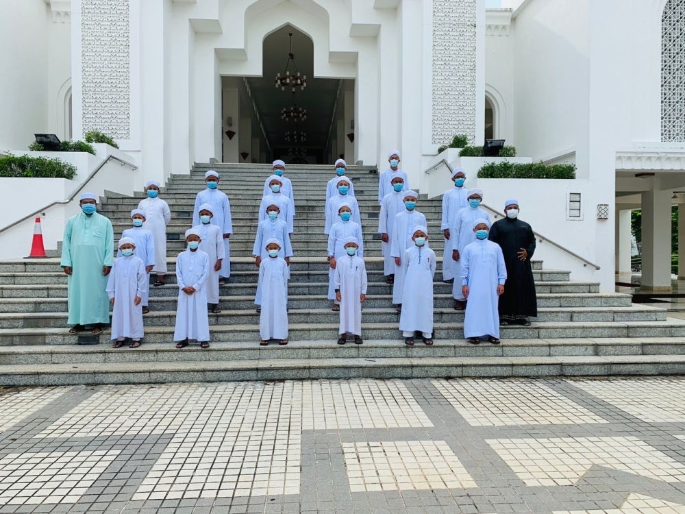 Mohd Naim bersama sebahagian pelajar maahad tahfiz itu.