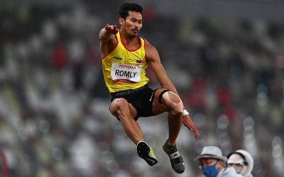 Atlet lompat jauh paralimpik negara Abdul Latif Romly. - Foto Bernama