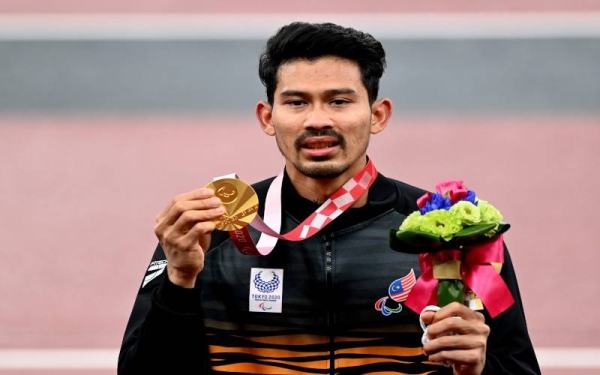 Abdul Latif memenangi pingat Emas bagi acara lompat jauh T20 dengan lompatan sejauh 7.45 meter (m) pada temasya sukan Paralimpik Tokyo 2020 di Stadium Olimpik, pada Sabtu. -Foto Bernama