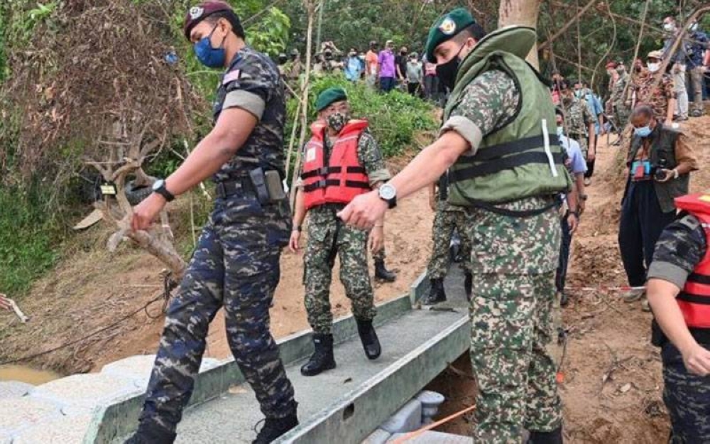 Yang di-Pertuan Agong berkenan mencemar duli berangkat meninjau dan menyertai operasi mencari dan menyelamat anggota tentera yang lemas di Kampung Bohor Baru di Bera, pada 31 Ogos lalu. - Foto Facebook Istana Negara