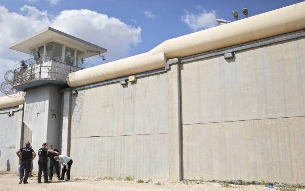 Lubang itu terletak berdekatan dengan menara pemerhati dan dinding Penjara Goilboa. -AFP