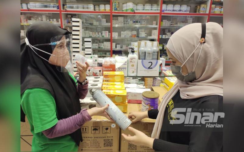 Seorang kakitangan farmasi menunjukkan produk oksigen tambahan yang mendapat permintaan tinggi ketika pandemik Covid-19.