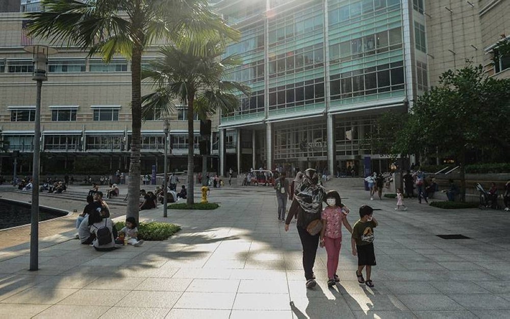 Orang ramai tidak melepaskan peluang pada cuti hujung minggu meluangkan masa bersama keluarga selepas kerajaan memberi kelonggaran tiada sekatan dalam pergerakan antara Selangor, KL dan Putrajaya bermula semalam pada Fasa dua Pelan Pemulihan Negara (PPN) ketika tinjauan di Taman KLCC. - Foto fail Bernama
