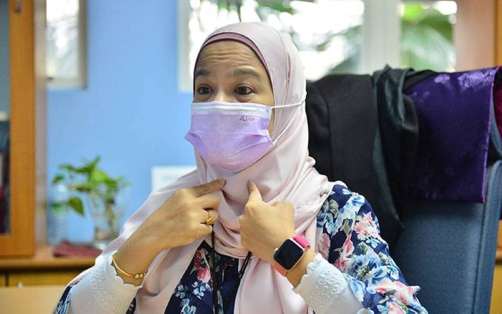 Ina Ismiarti menunjukkan bagaimana Covid-19 yang masuk melalui saluran pernafasan manusia sama ada hidung atau mulut kemudian turun merebak ke seluruh organ tubuh badan